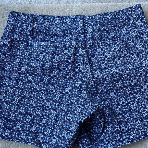 LAND’S END SIZE 10 APPROX 6” INSEAM SHORTS NAVY PRINT - Picture 4 of 4